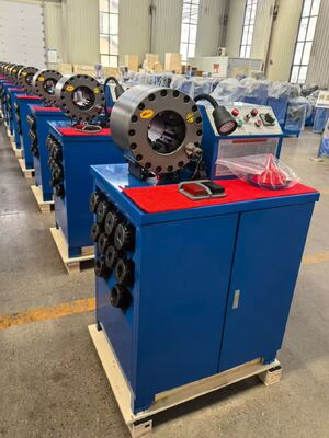 2-дюймовый размер обжима синего цвета достигает внутреннего диаметра шланга 2,5 дюйма. Большая сила обжима 600 т. Машина для обжима резиновых шлангов с диапазоном 6-51 мм и 10 сменными матрицами с инструментами для быстрой смены пресс-форм.