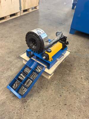 1 Inch Manual Hydraulic Hose Crimping Machine Crimping Range From 6mm To 25mm Blue Colour With 7 Dies For Hydraulic Applications
